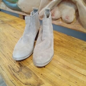 Dolce Vita Size 7 Tan Suede Ankle Boots 2.5" Heel